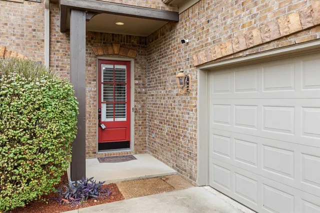 a view of entryway of the house