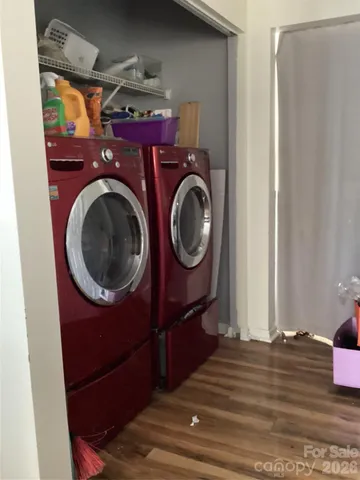 a view of a bedroom with washer and dryer