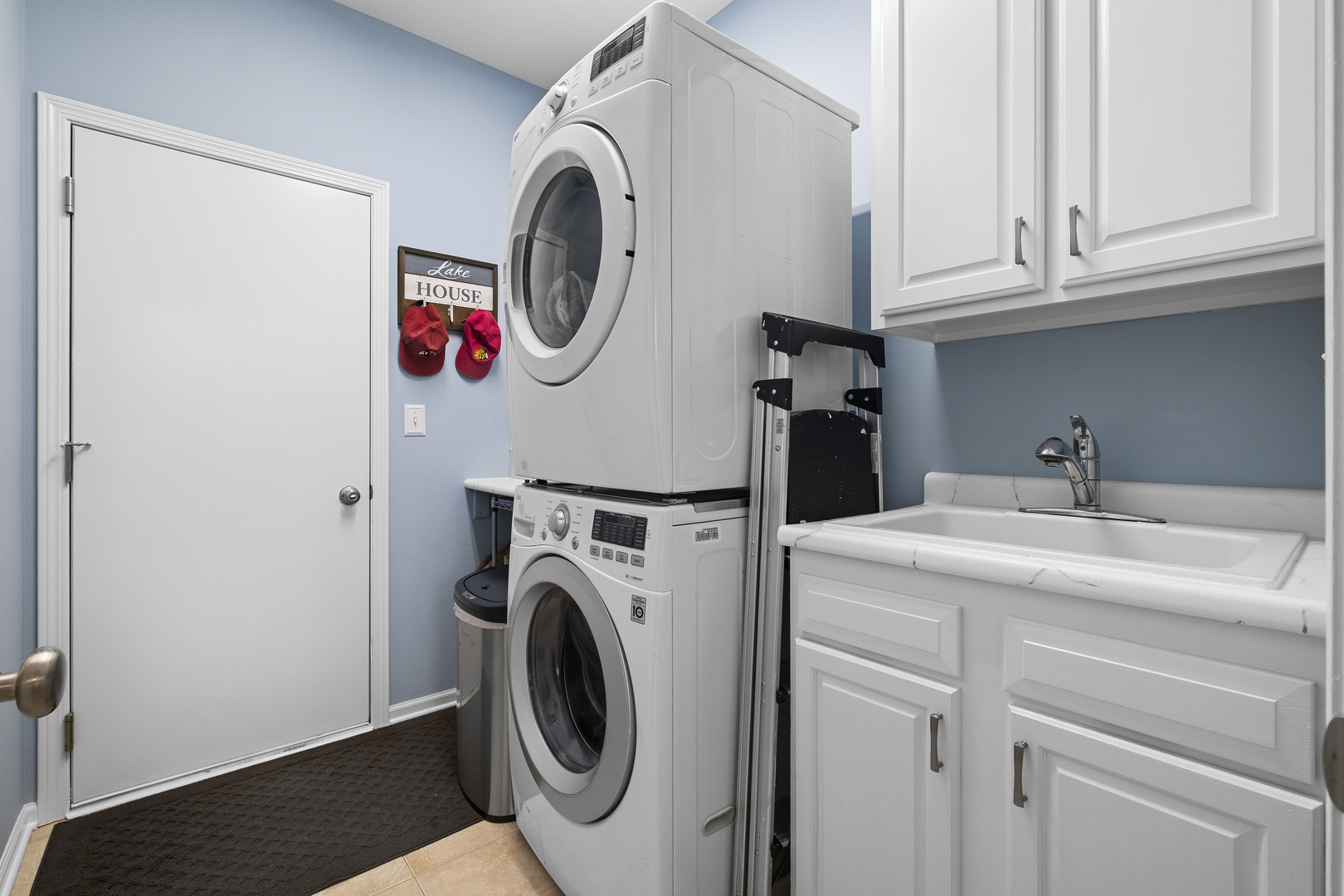 1076 Inverness Drive Antioch, IL 60002 - Photo 15 of 39 a utility room with dryer and washer