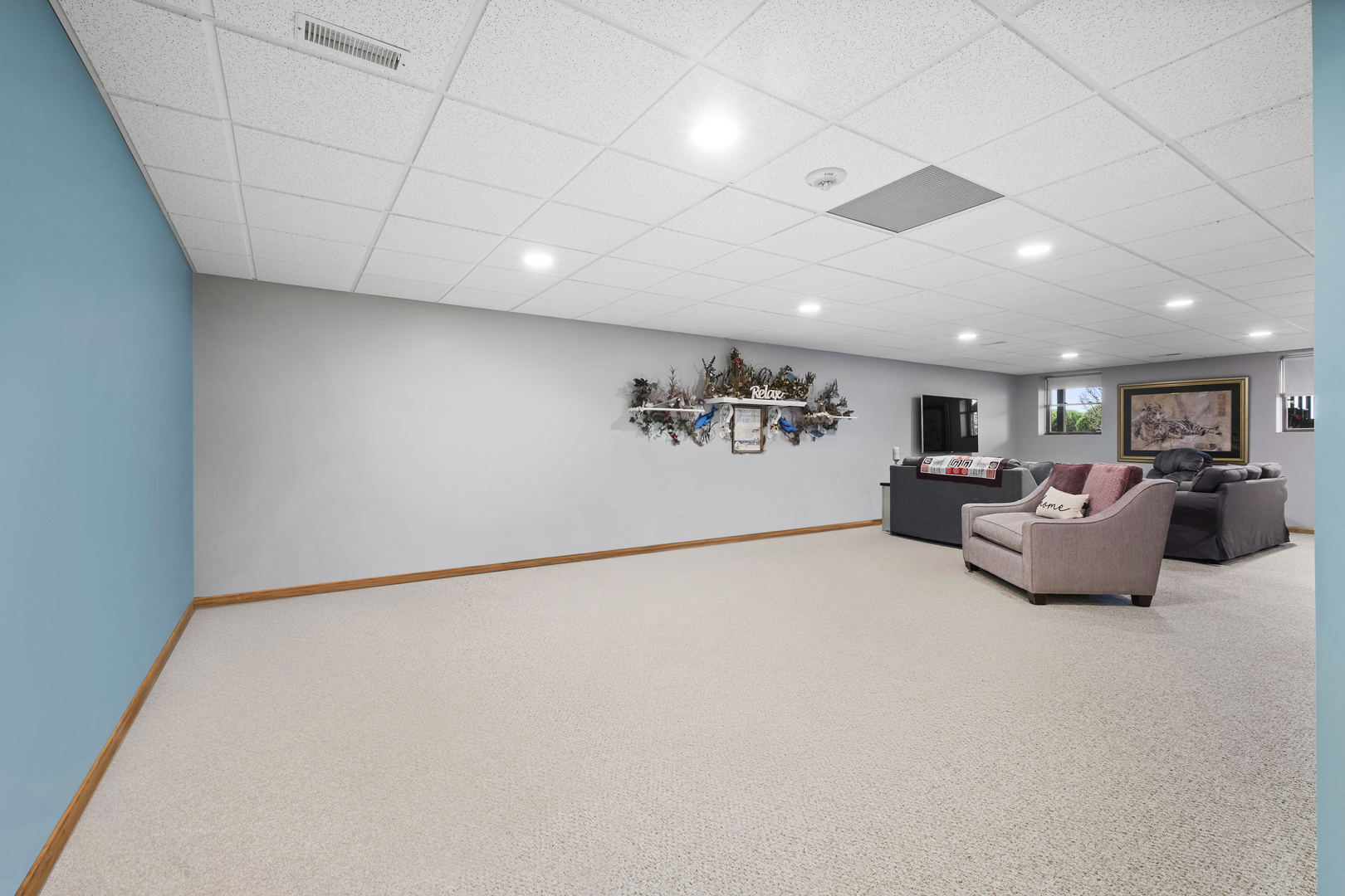 1076 Inverness Drive Antioch, IL 60002 - Photo 28 of 39 a large room with a table