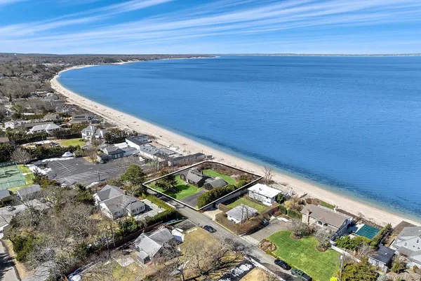 $3,200,000 | 22 Peconic Crescent, Hampton Bays, NY 11946