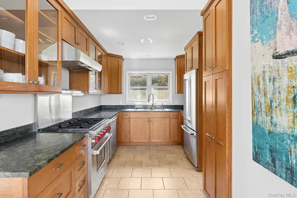 $3,200,000 | 22 Peconic Crescent, Hampton Bays, NY 11946
