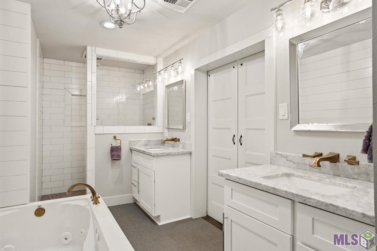 12673 Lockhaven Avenue Baton Rouge, LA 70815 - Photo 11 of 23 Master Bathroom