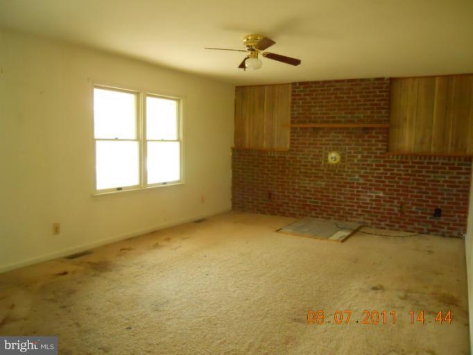 17323 Bel Pre Road Culpeper, VA 22701 - Photo 5 of 7 Living Room