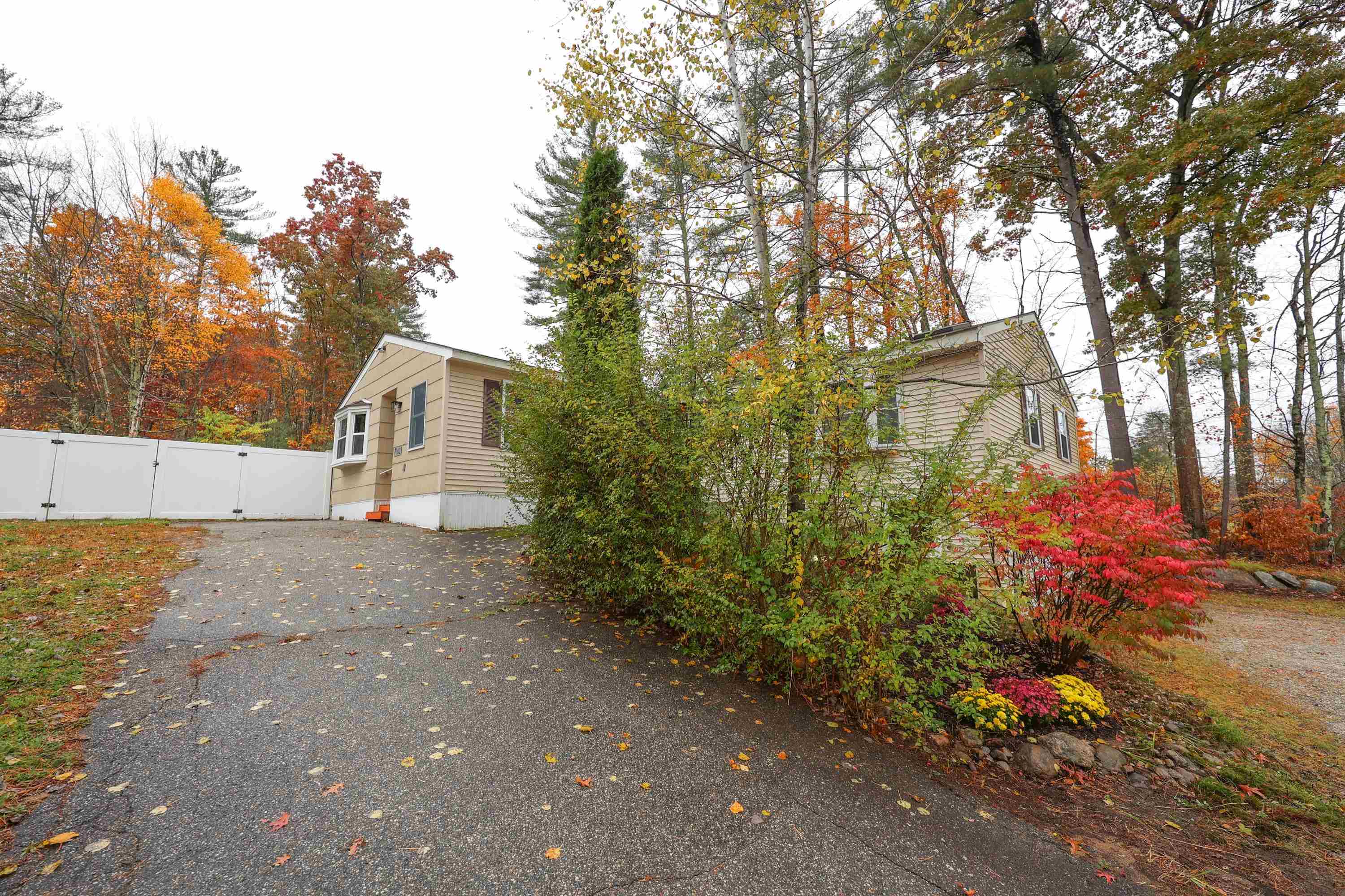 162 Amherst Road Merrimack, NH 03054 - Photo 2 of 35