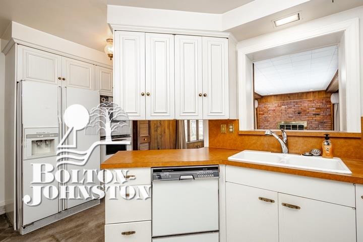 412 Lexington Road Grosse Pointe, MI 48236 - Photo 29 of 43 Kitchen Opens to Fam Rm
