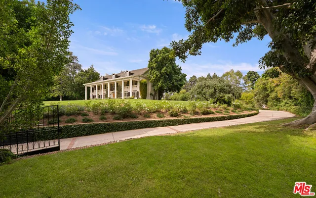 a view of an outdoor space and a yard