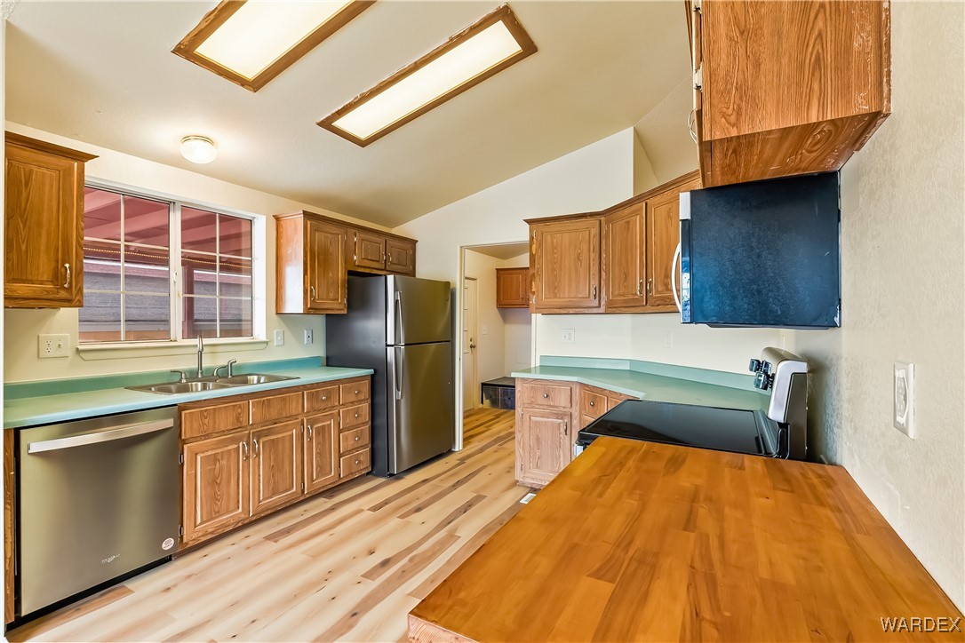 1545 East El Rodeo Road, Unit 64 Fort Mohave, AZ 86426 - Photo 7 of 31 Kitchen