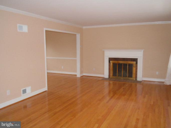 7210 Kempton Road Lanham, MD 20706 - Photo 3 of 16 Living Room