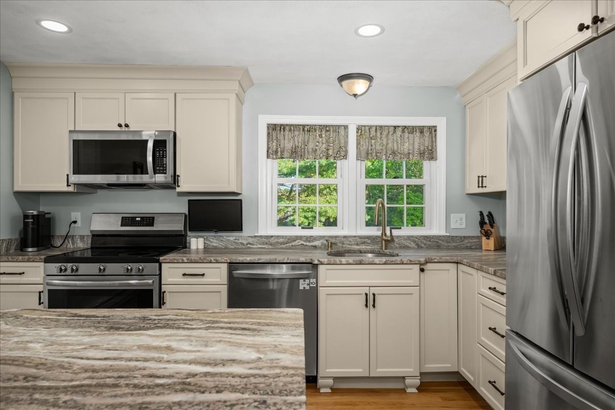 4 Robertson Road Auburn, MA 01501 - Photo 6 of 42 Gallery Image 6