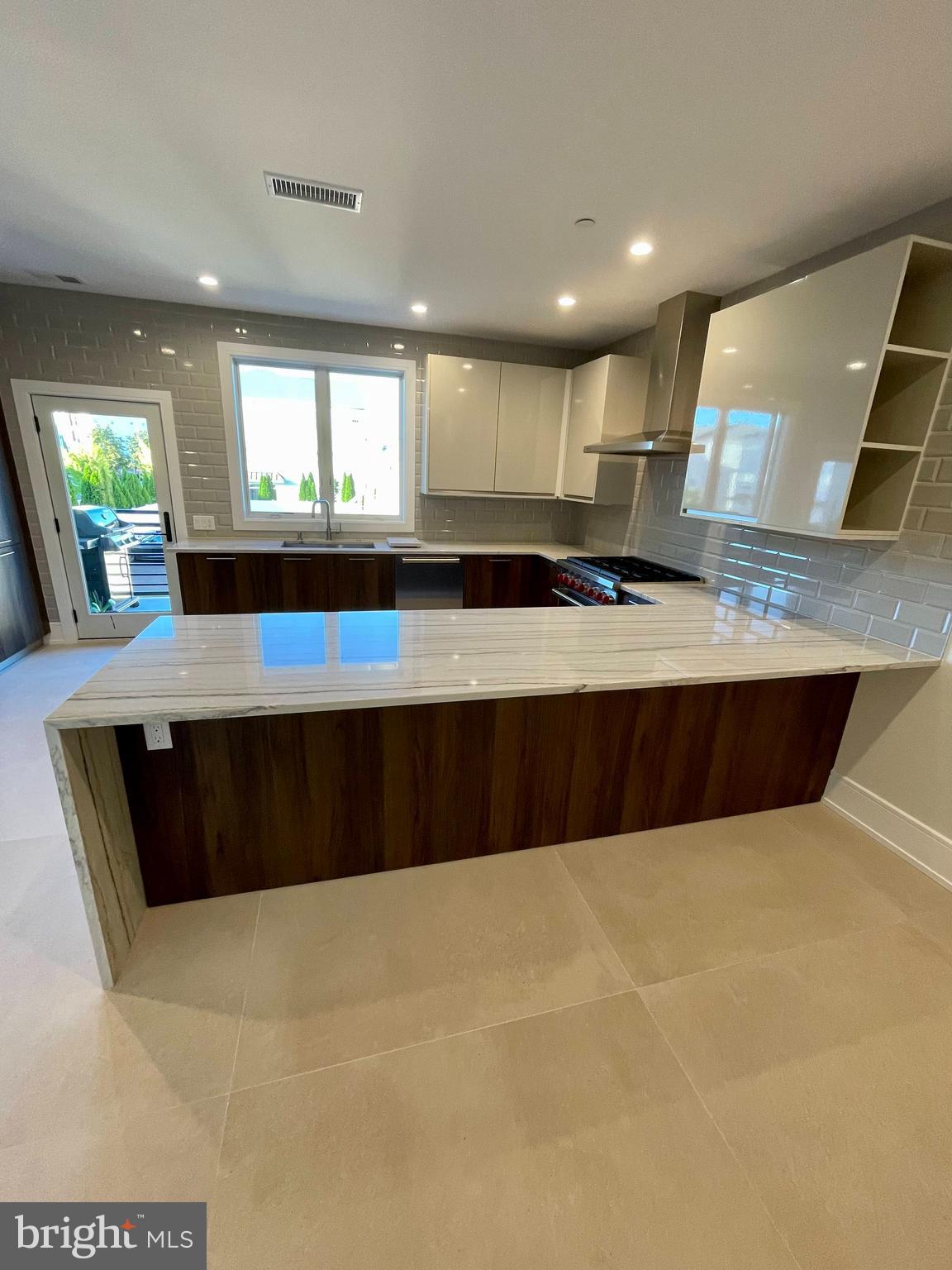 2011 Renaissance Walk, Unit 13 Philadelphia, PA 19145 - Photo 18 of 52 Long eating island - 4 -6 stools fit easily