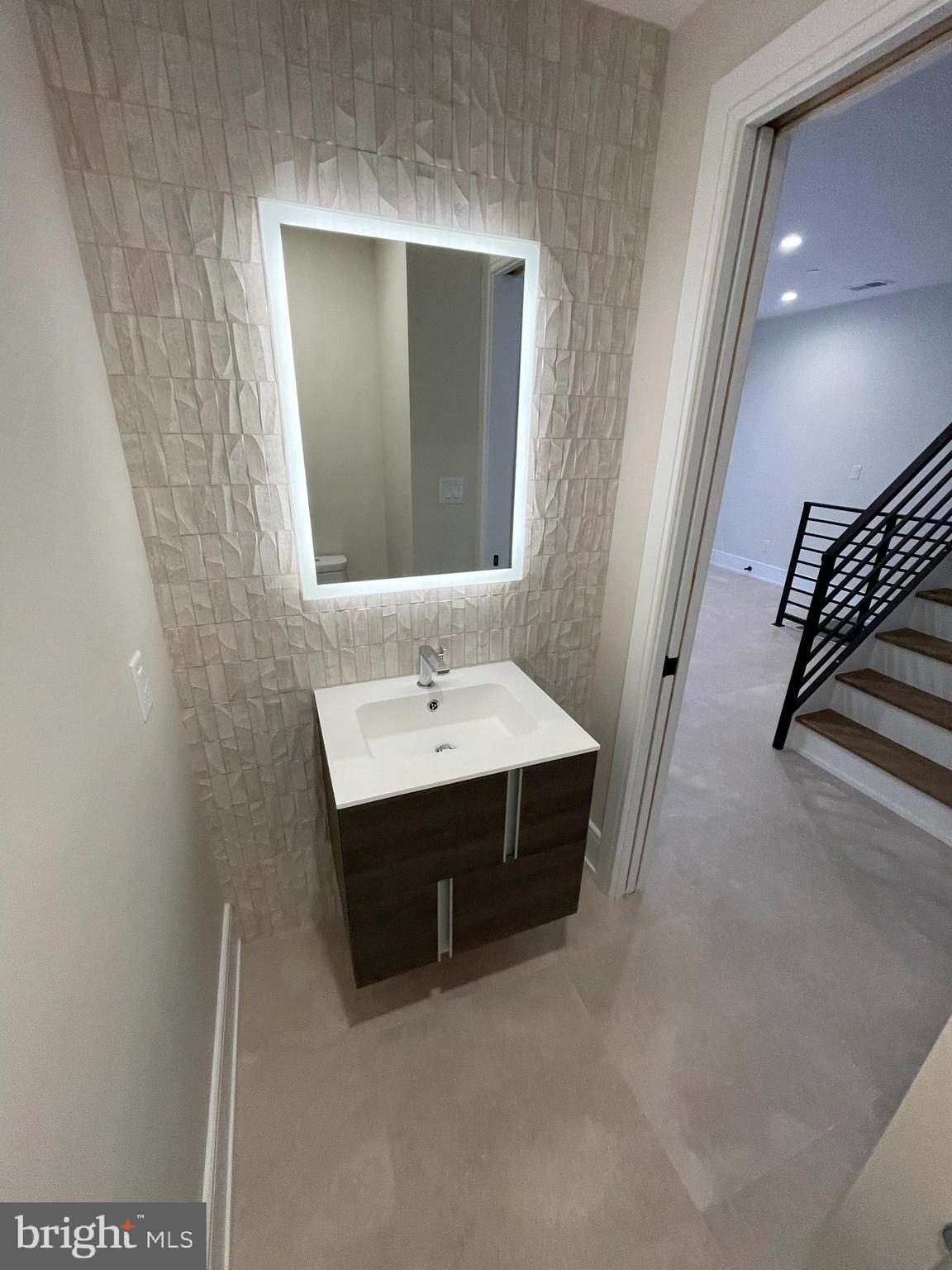 2011 Renaissance Walk, Unit 13 Philadelphia, PA 19145 - Photo 7 of 52 Powder room - 1st floor