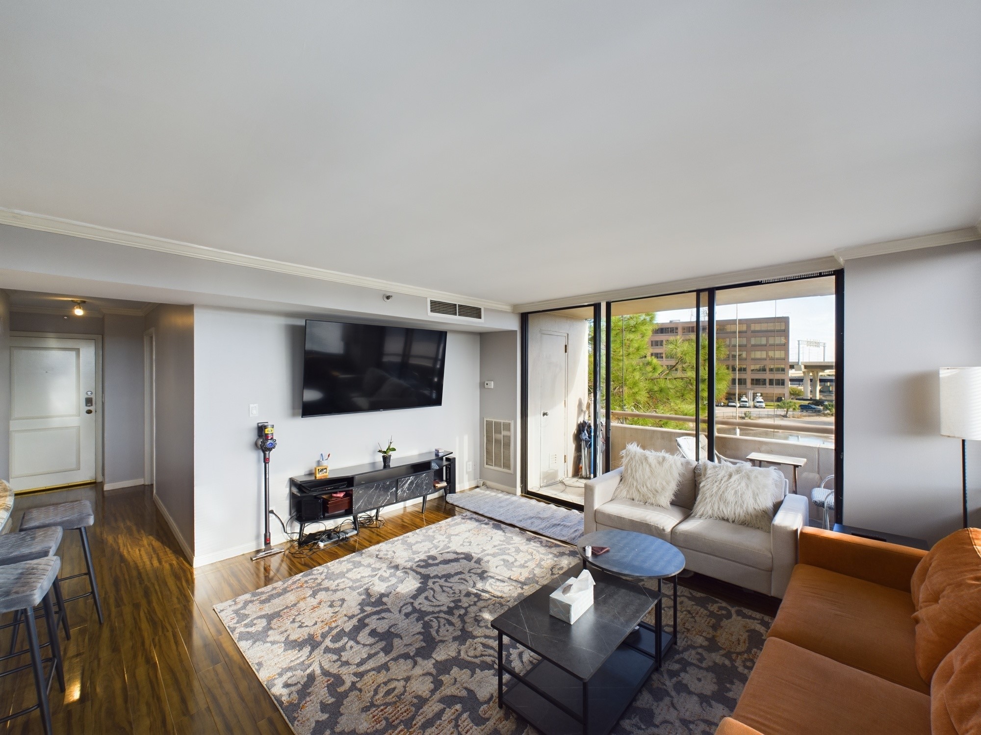 3525 Sage Road, Unit 403 Houston, TX 77056 - Photo 11 of 35 Great Living Room with Ample Light and Sliding Patio Door