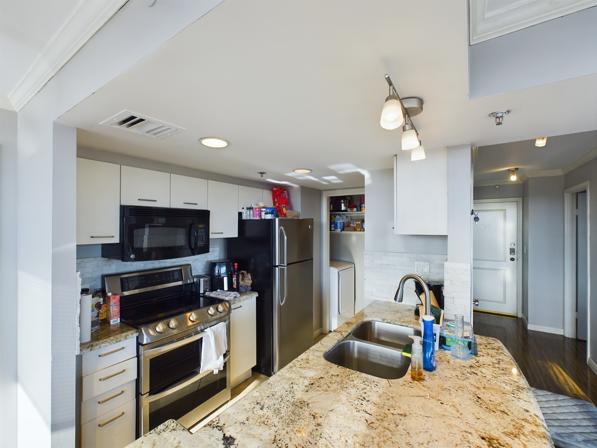 3525 Sage Road, Unit 403 Houston, TX 77056 - Photo 20 of 35 Nicely Updated Kitchen with SS Appliances