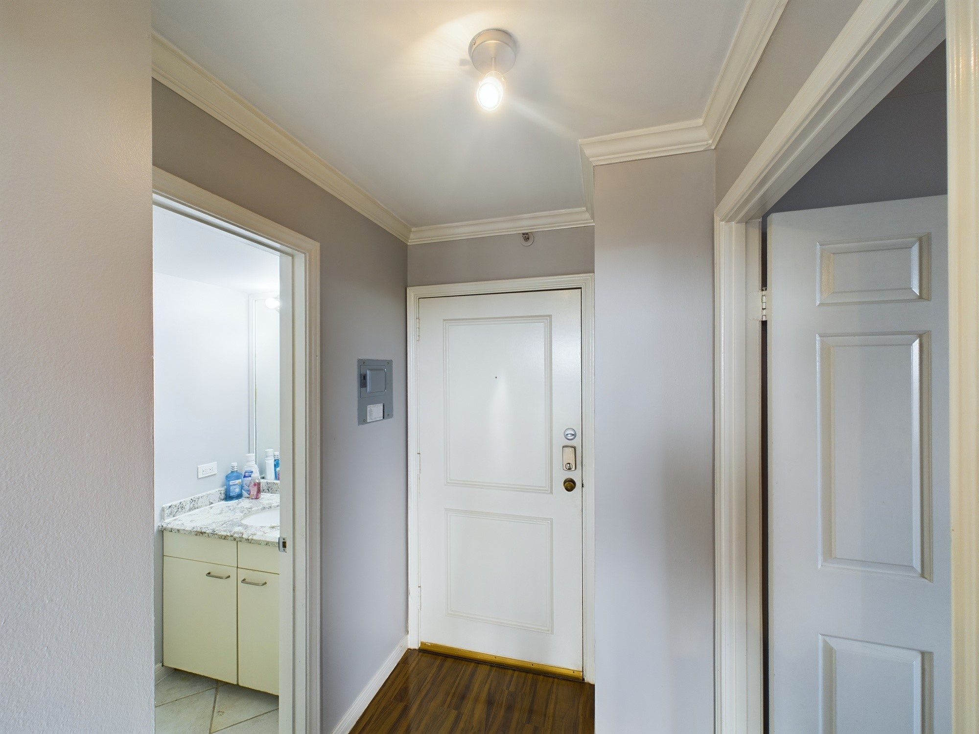 3525 Sage Road, Unit 403 Houston, TX 77056 - Photo 6 of 35 Enter the Unit and there is a Full Bathroom and Bedroom