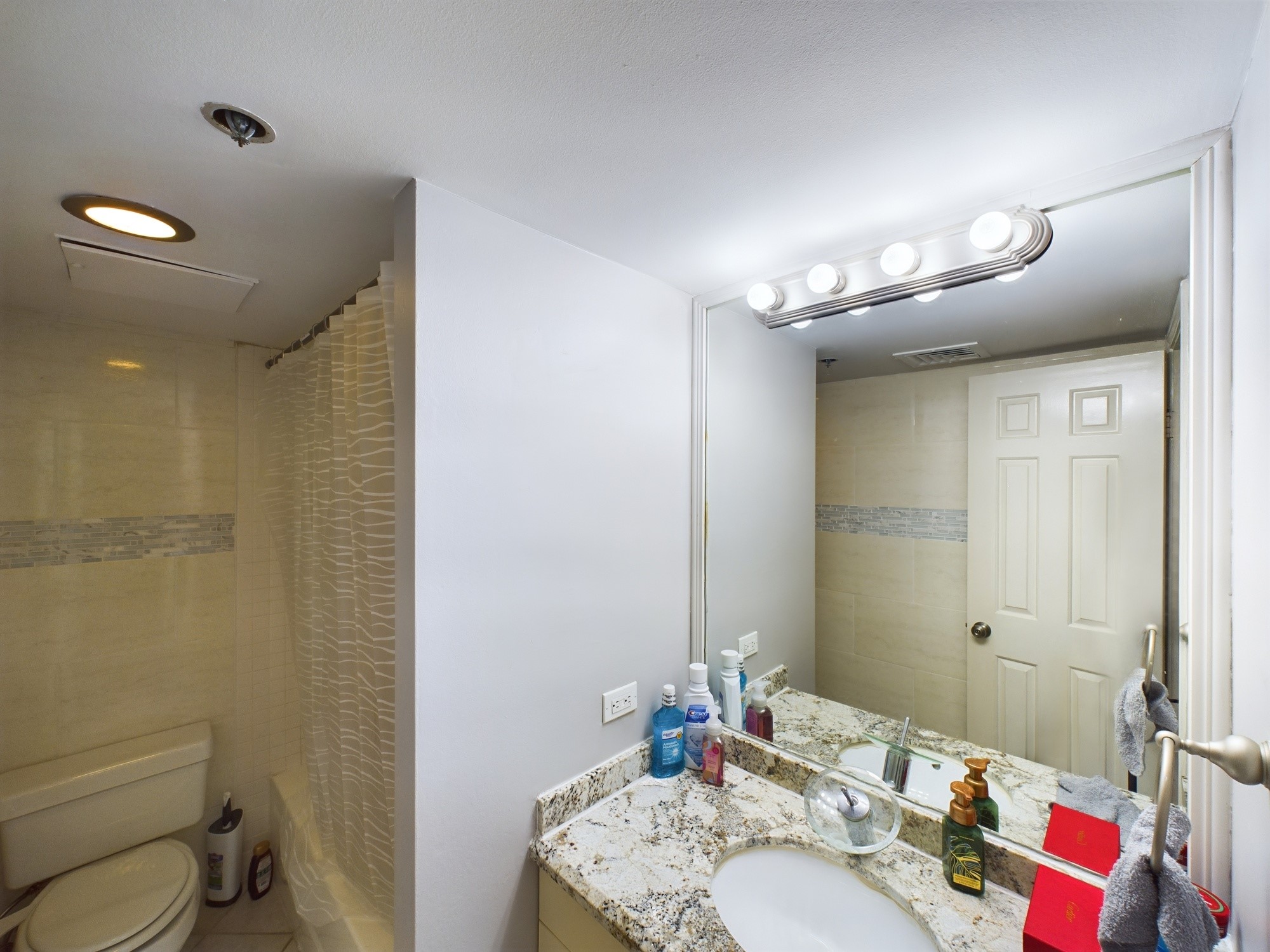3525 Sage Road, Unit 403 Houston, TX 77056 - Photo 7 of 35 Full Bath with Updated Vanity and Tub/Shower Combo