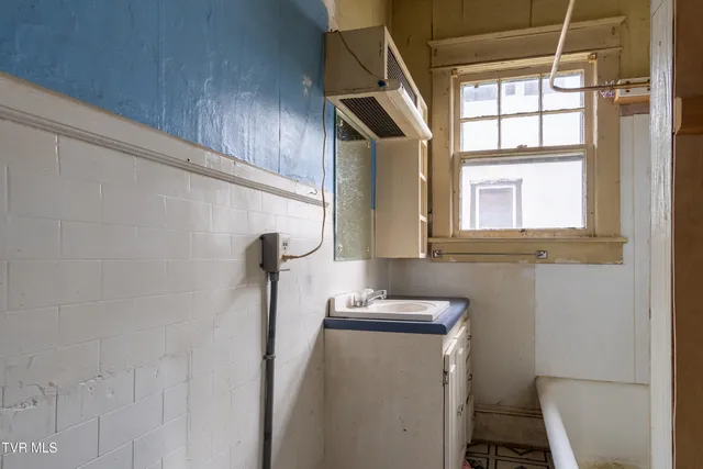 $124,500 | 1411 East Unaka Avenue, Johnson City, TN 37601