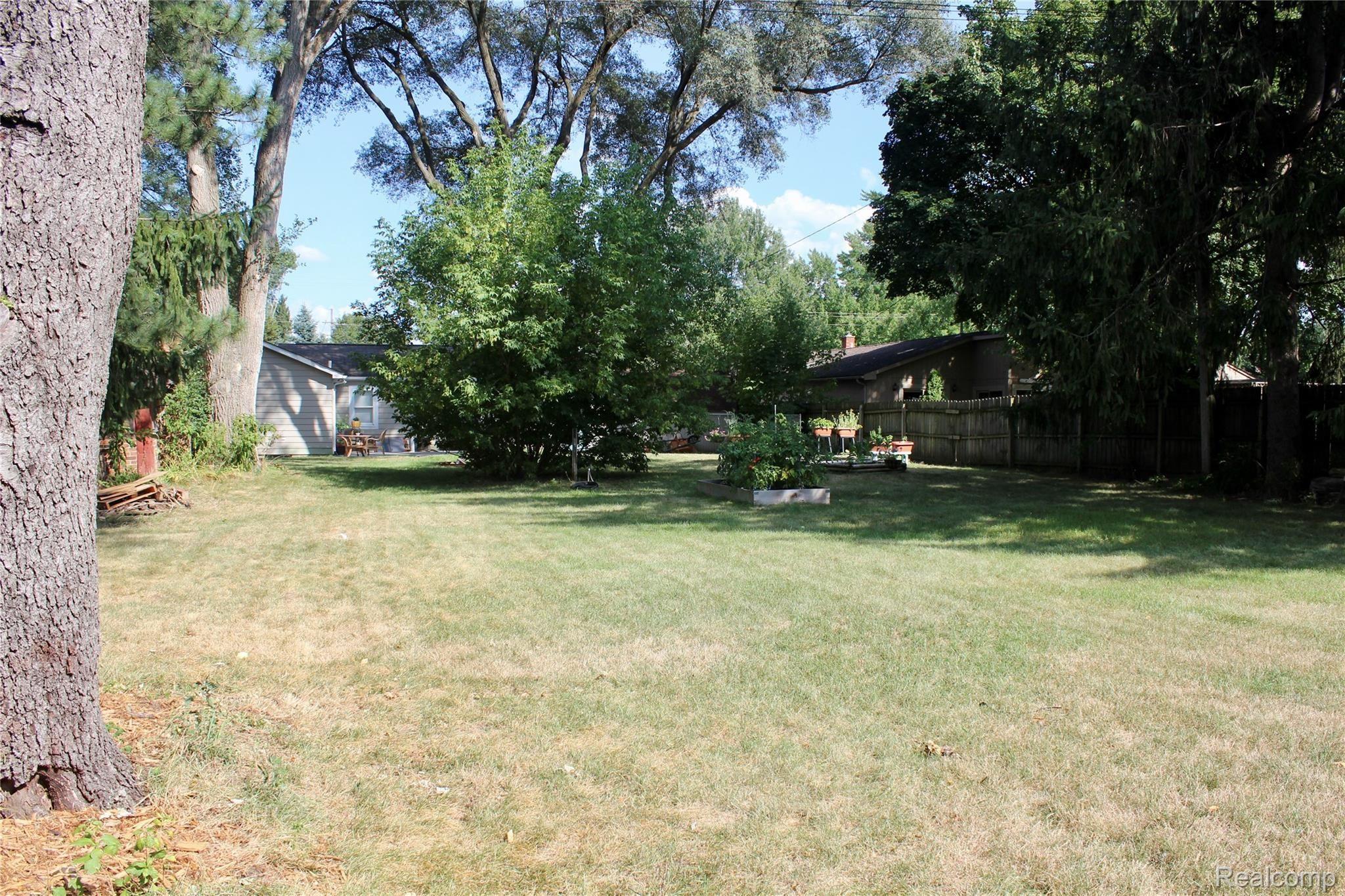 36 South Hospital Road Waterford, MI 48327 - Photo 30 of 32 Huge back yard