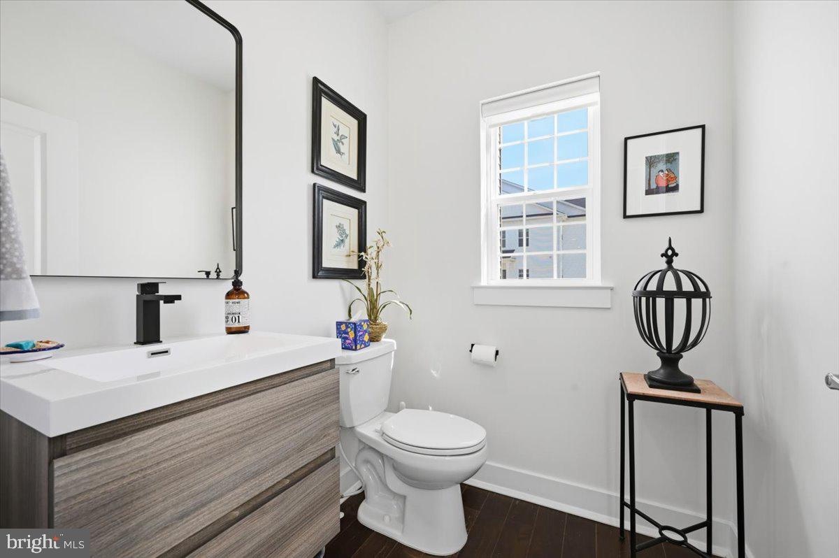 279 Red Leaf Lane Exton, PA 19341 - Photo 13 of 30 a bathroom with a toilet a sink and mirror