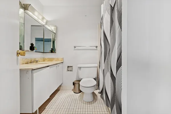 $355,500 | 5415 North Sheridan Road, Unit 3311, Chicago, IL 60640
