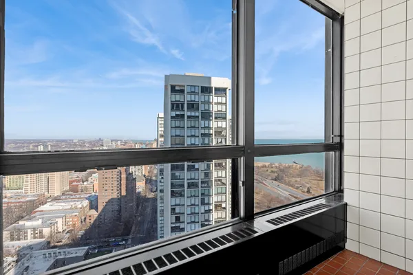 $355,500 | 5415 North Sheridan Road, Unit 3311, Chicago, IL 60640