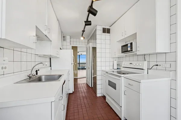 $355,500 | 5415 North Sheridan Road, Unit 3311, Chicago, IL 60640