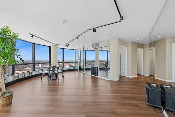$355,500 | 5415 North Sheridan Road, Unit 3311, Chicago, IL 60640