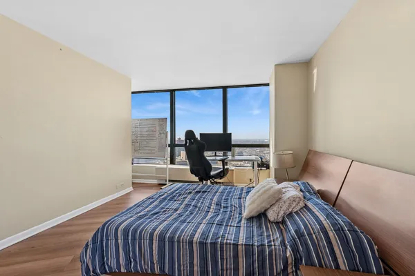 $355,500 | 5415 North Sheridan Road, Unit 3311, Chicago, IL 60640