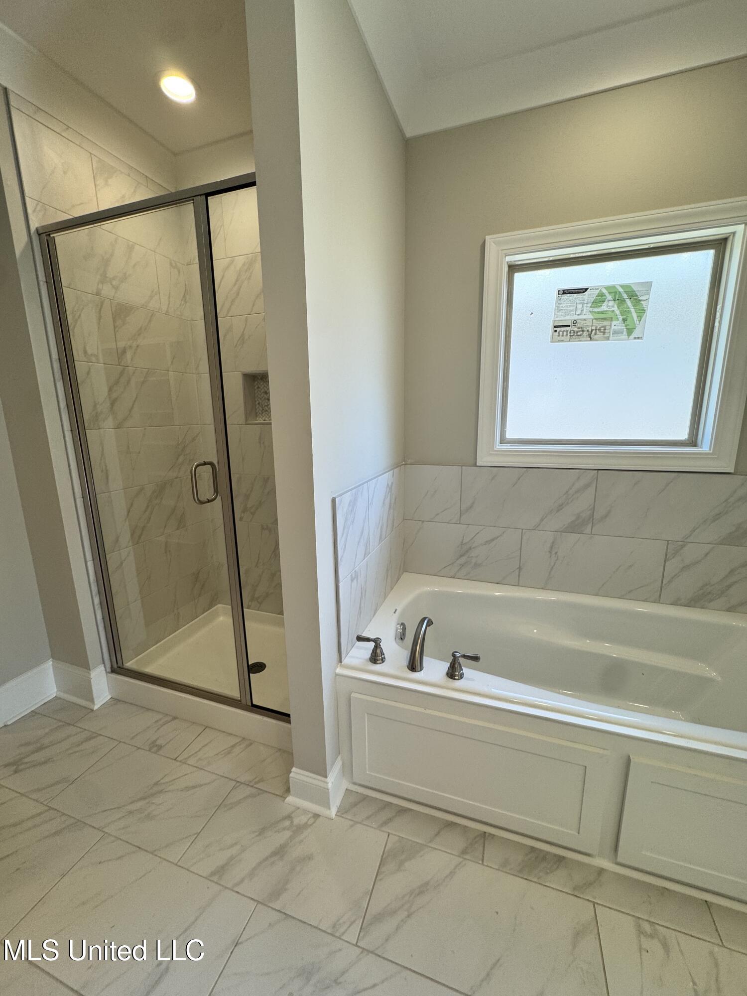 115 Southern Oak Way Canton, MS 39046 - Photo 2 of 32 115 master shower and tub