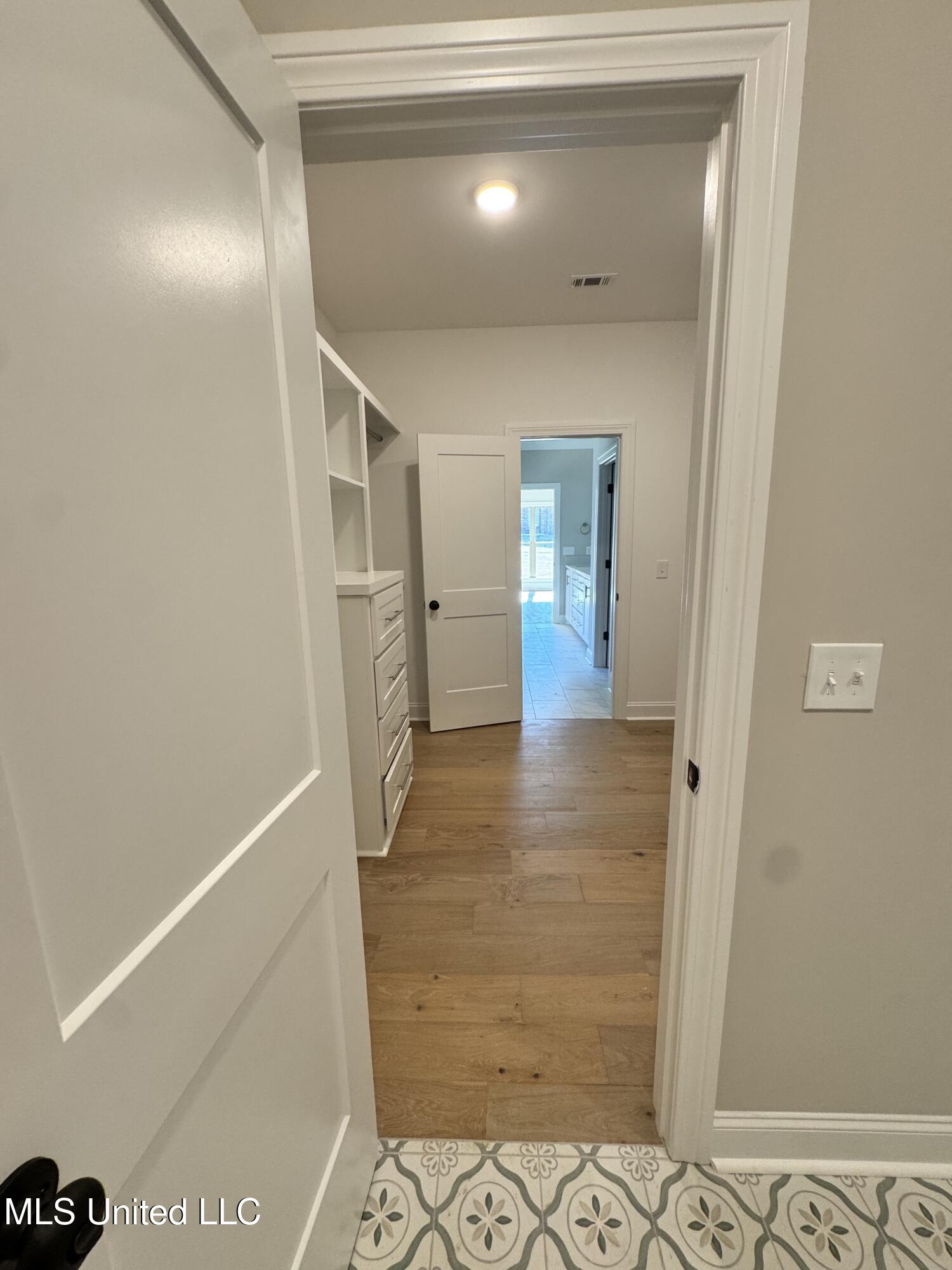 115 Southern Oak Way Canton, MS 39046 - Photo 26 of 32 115 entry from laundry to closet