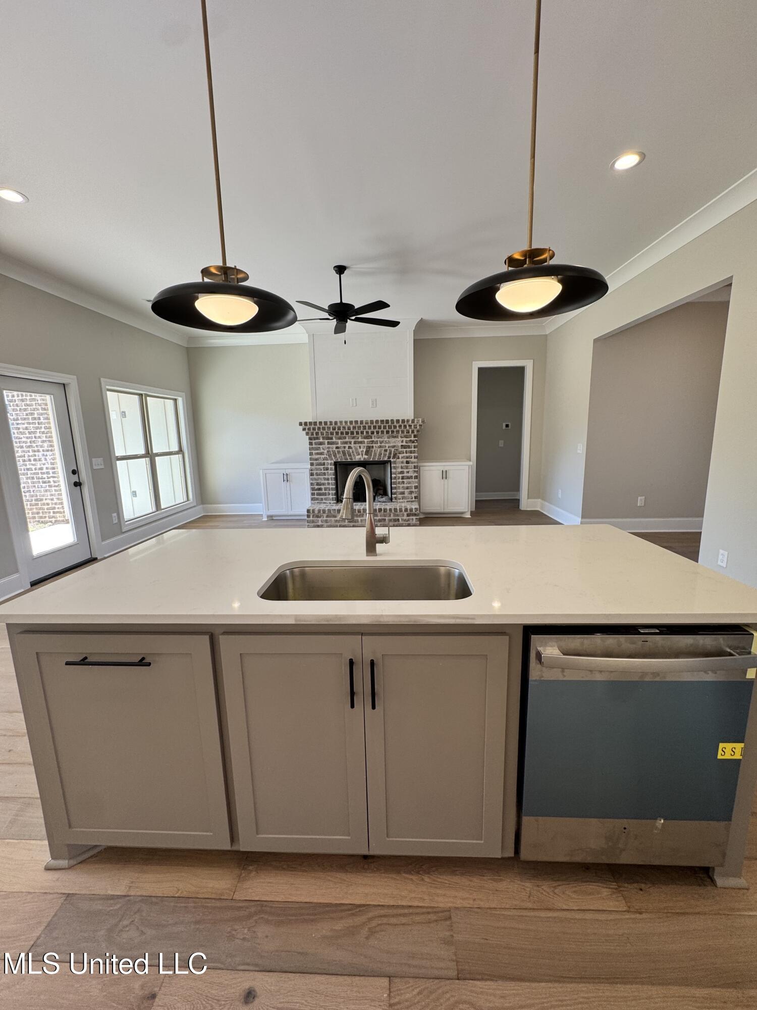 115 Southern Oak Way Canton, MS 39046 - Photo 4 of 32 115 Kitchen isalnd