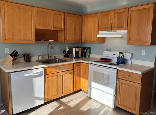 $322,900 | 678 Sierra Vista Lane, Valley Cottage, NY 10989