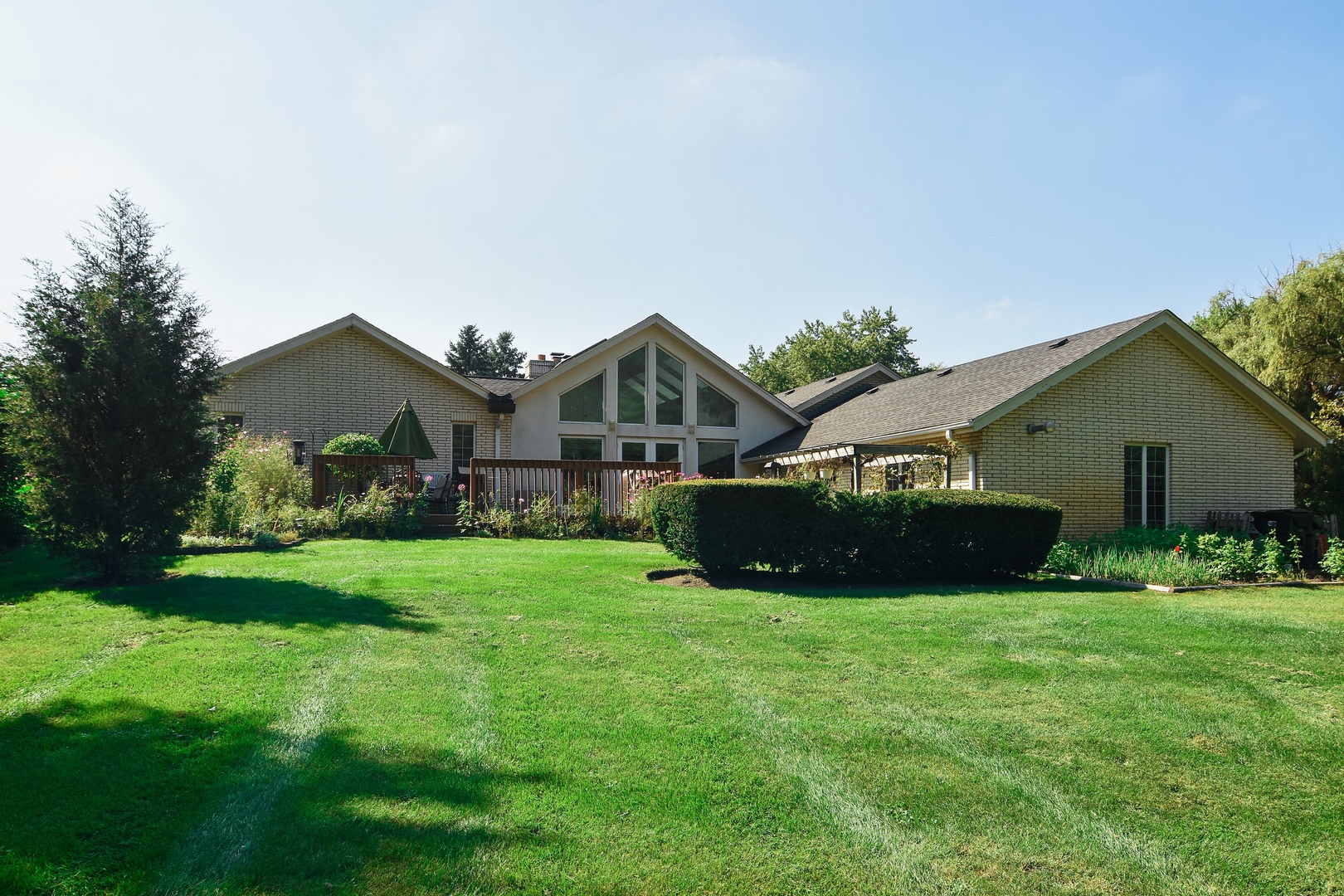 593 Scots Court Inverness, IL 60067 - Photo 3 of 15 a front view of house with yard and green space