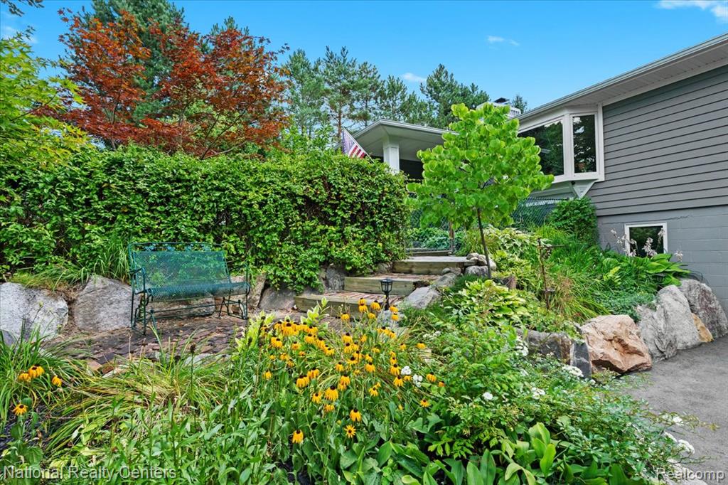 1785 Middle Road Highland, MI 48357 - Photo 4 of 50