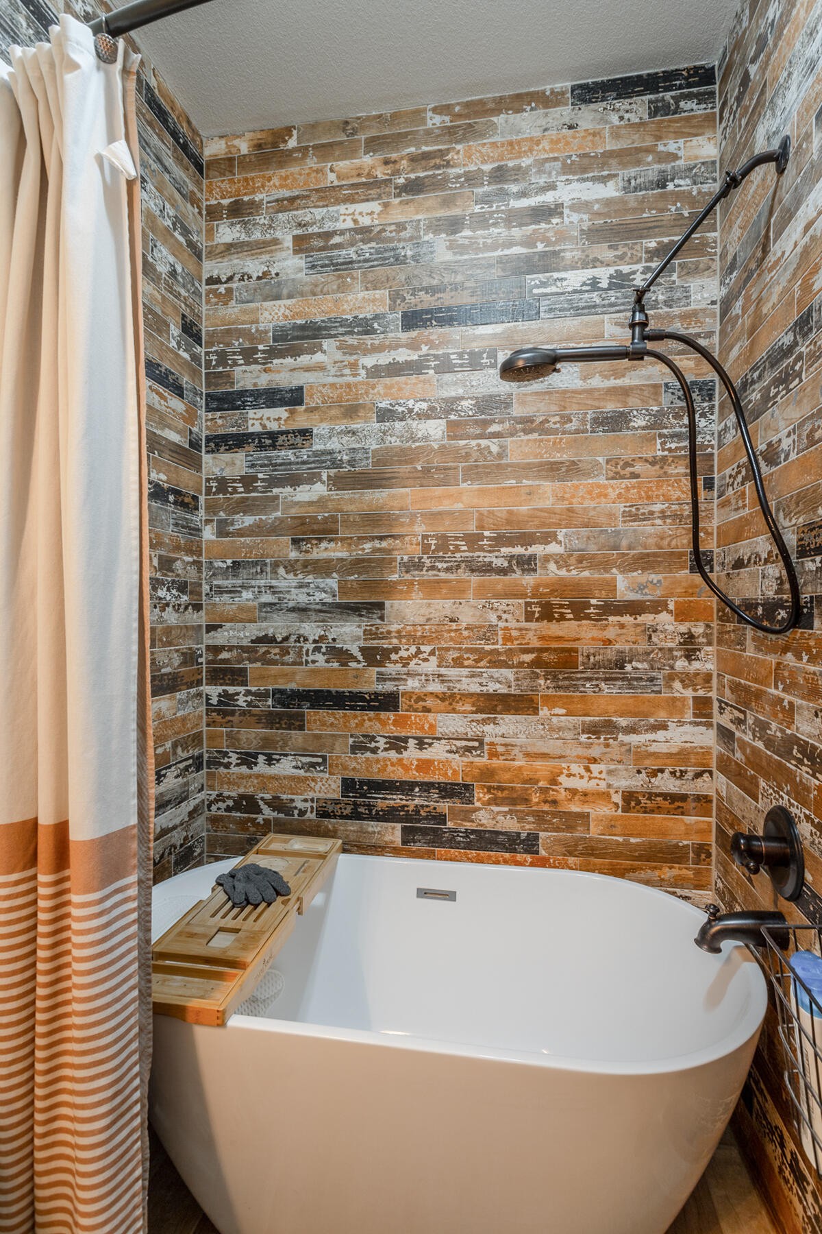 875 Colony Circle Fort Oglethorpe, GA 30742 - Photo 29 of 42 a bathroom with a bathtub