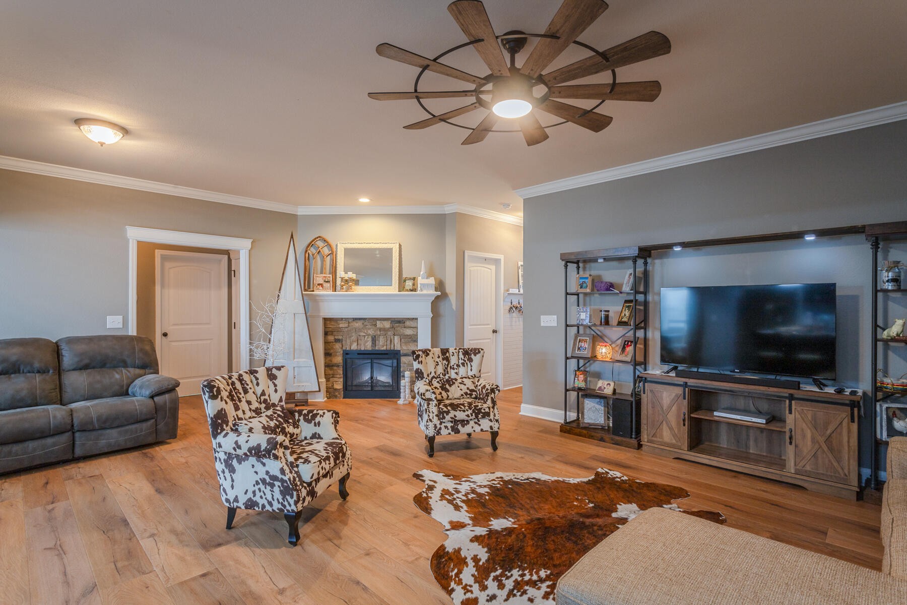 875 Colony Circle Fort Oglethorpe, GA 30742 - Photo 5 of 42 a living room with furniture and a flat screen tv