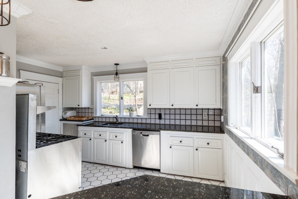 167-169 Walker Road Swampscott, MA 01907 - Photo 5 of 27 Gallery Image 5