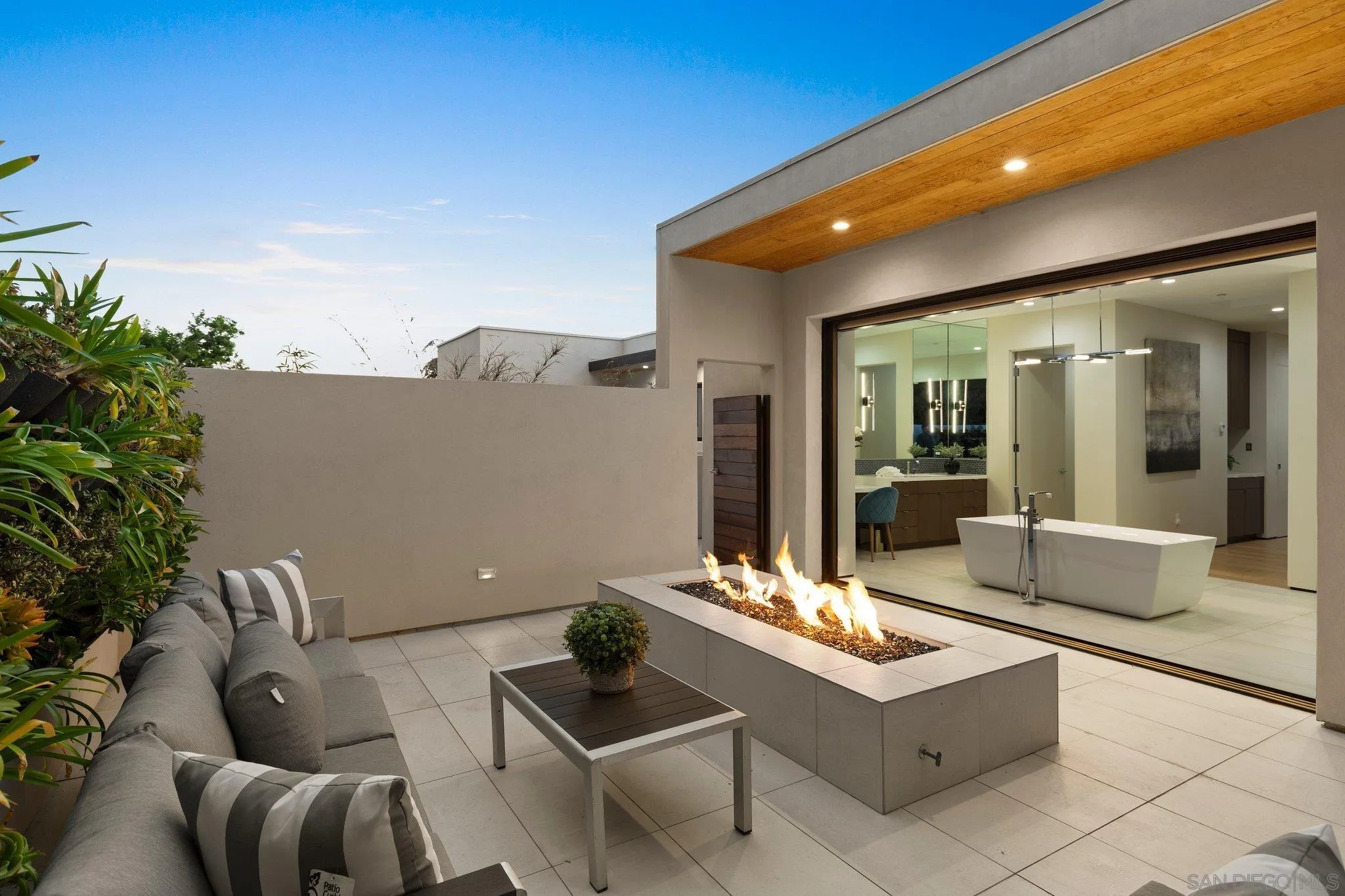 6349 Castejon Drive La Jolla, CA 92037 - Photo 28 of 43 a living room with furniture
