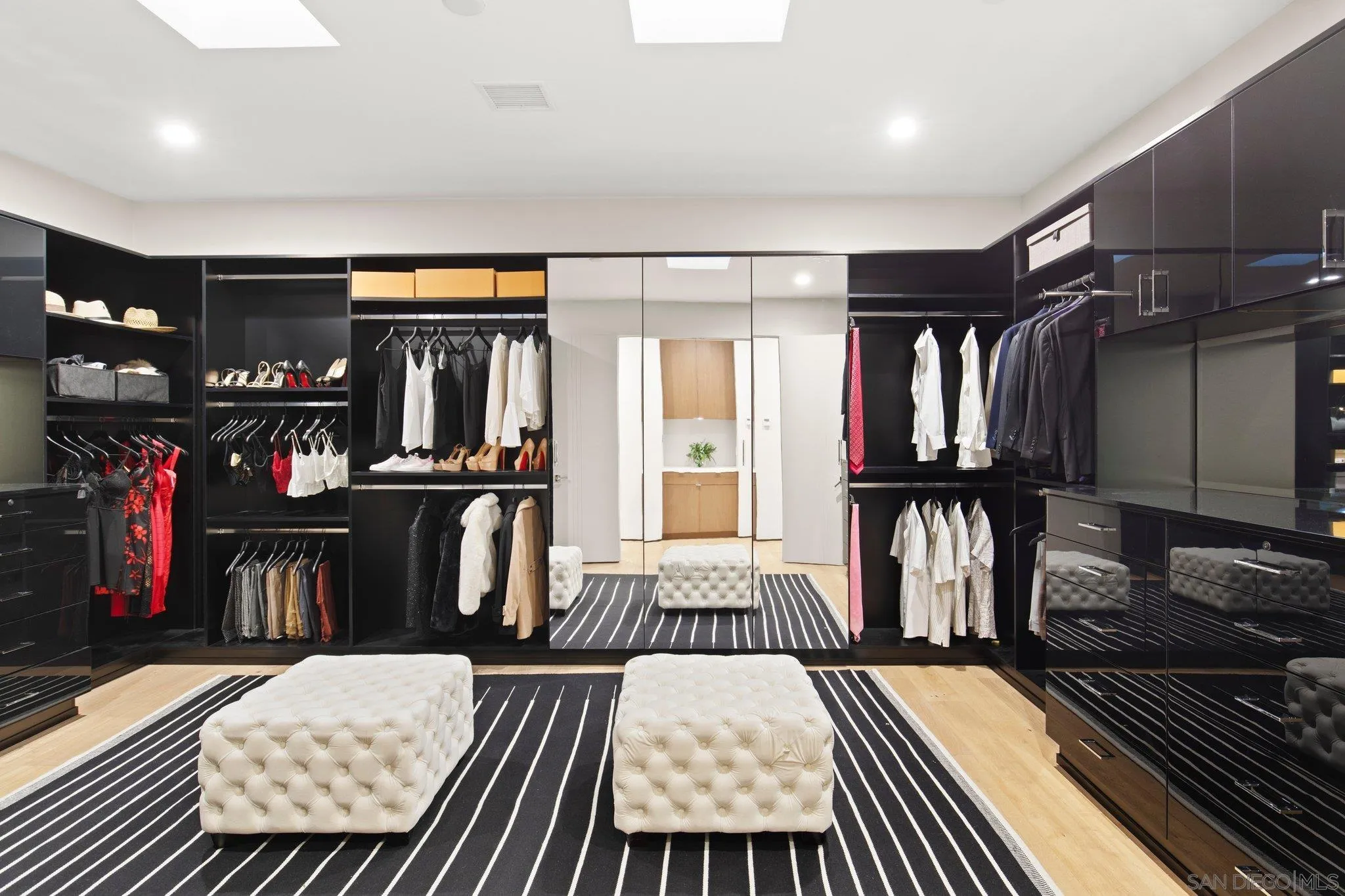 6349 Castejon Drive La Jolla, CA 92037 - Photo 29 of 43 a very nice looking room with a large window