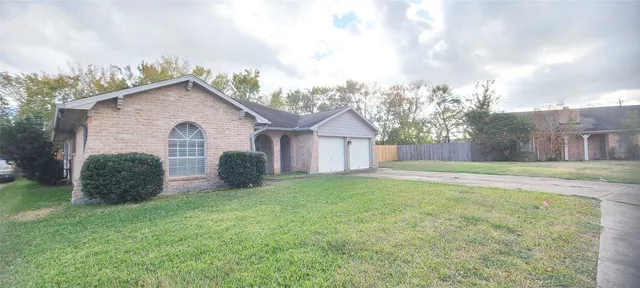 a view of a house with backyard and garden