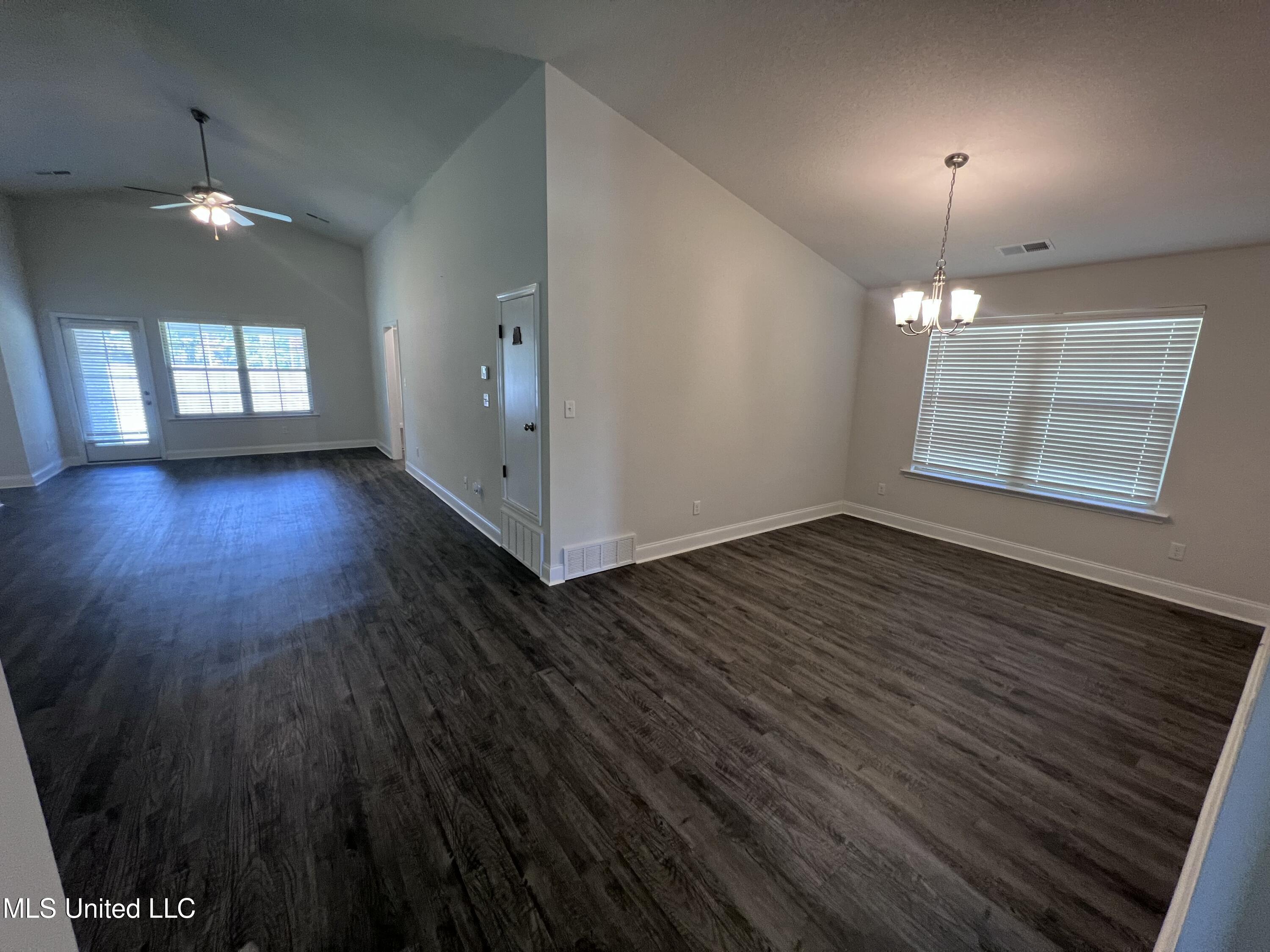 2532 Rutherford Drive Southaven, MS 38672 - Photo 6 of 18 Living Room & Dining