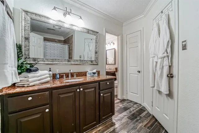 $3,800 | 718 Regency Court, Friendswood, TX 77546