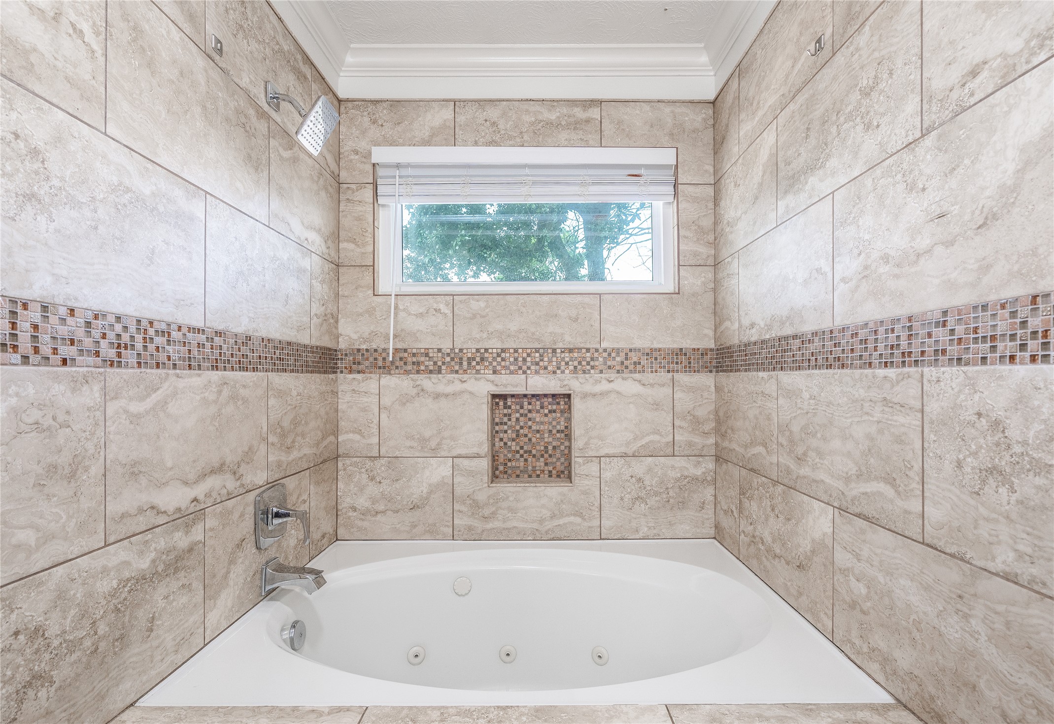 718 Regency Court Friendswood, TX 77546 - Photo 13 of 21 Large jetted soaking tub in the master retreat.
