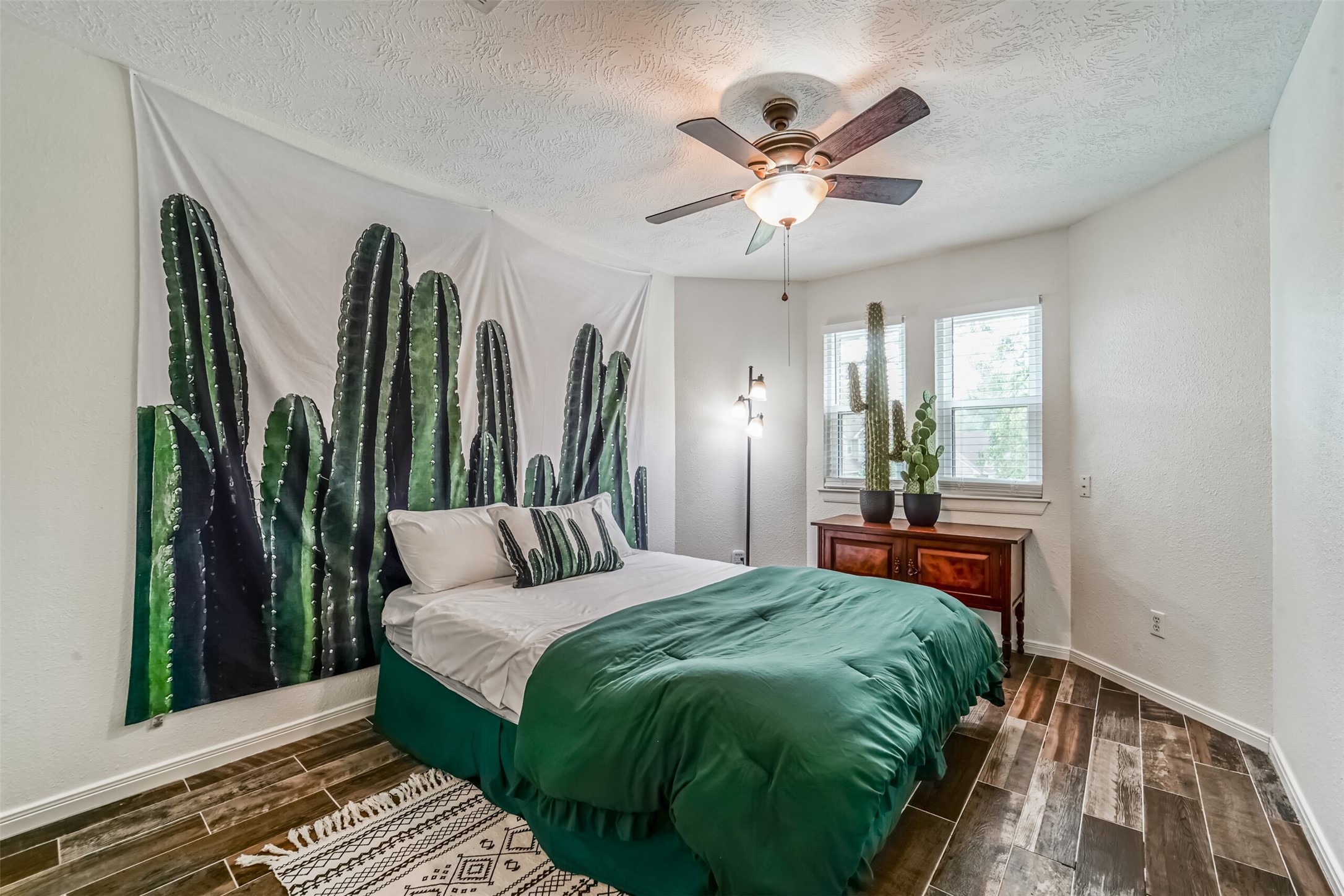 718 Regency Court Friendswood, TX 77546 - Photo 16 of 21 Queen sized secondary bedroom upstairs.