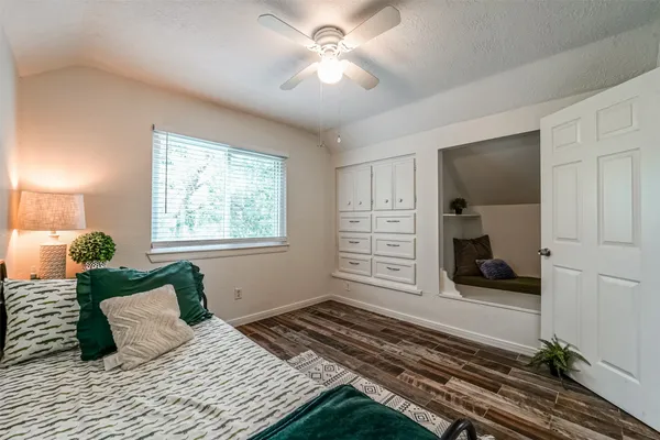 $3,800 | 718 Regency Court, Friendswood, TX 77546