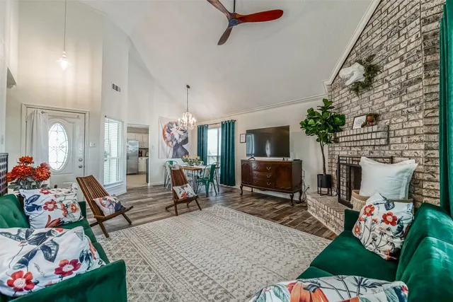 $3,800 | 718 Regency Court, Friendswood, TX 77546