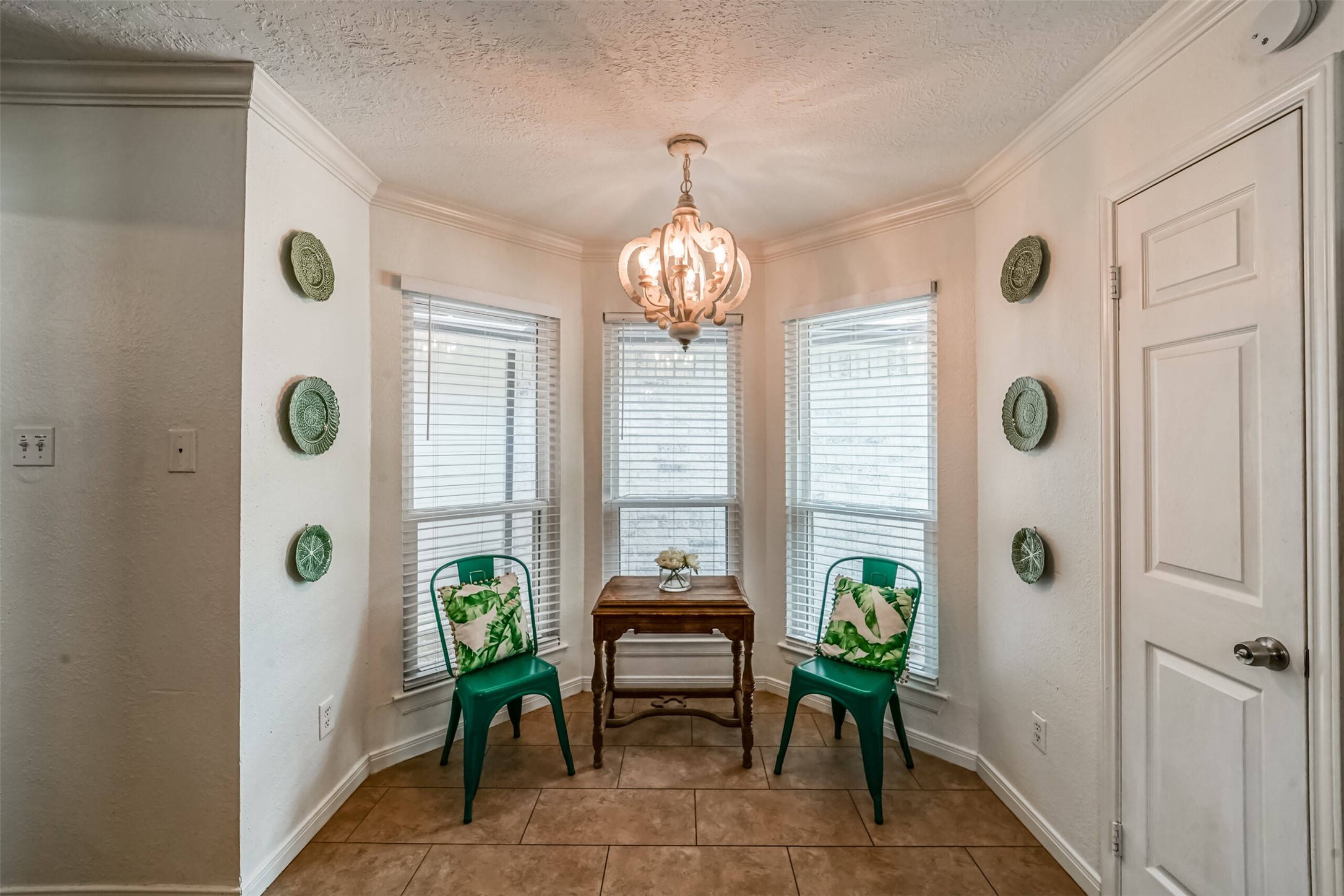 718 Regency Court Friendswood, TX 77546 - Photo 9 of 21 Cozy breakfast nook in the kitchen is a perfect place for sipping coffee!