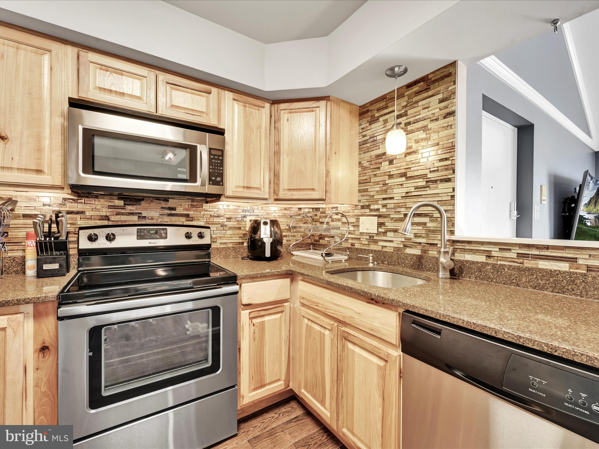 641 West Springfield Road, Unit B2 Springfield, PA 19064 - Photo 11 of 32 Gourmet Kitchen Open to Living Room!