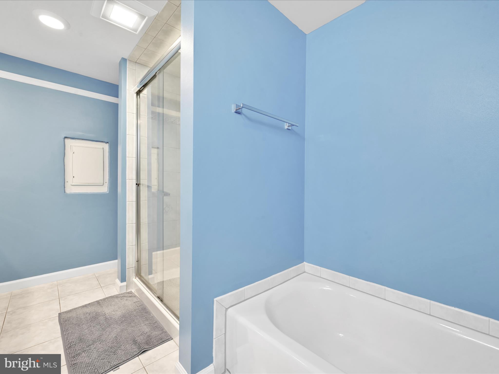 641 West Springfield Road, Unit B2 Springfield, PA 19064 - Photo 25 of 32 Full Bathroom with Tub Shower
