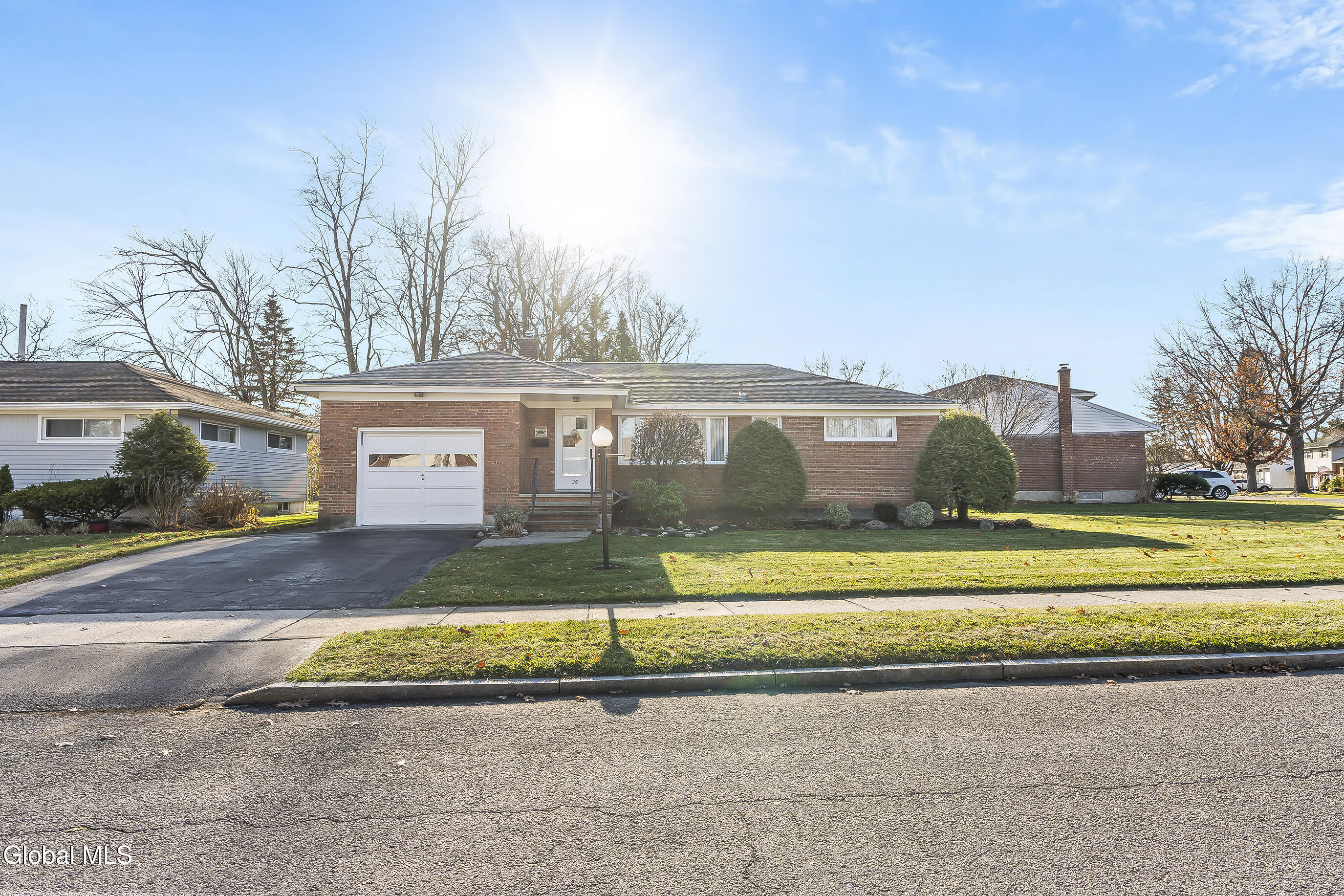 001-25-Gingerbread-Ln-Albany-NY-12208